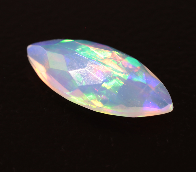 Ограненный эфиопский опал 0,8 карата