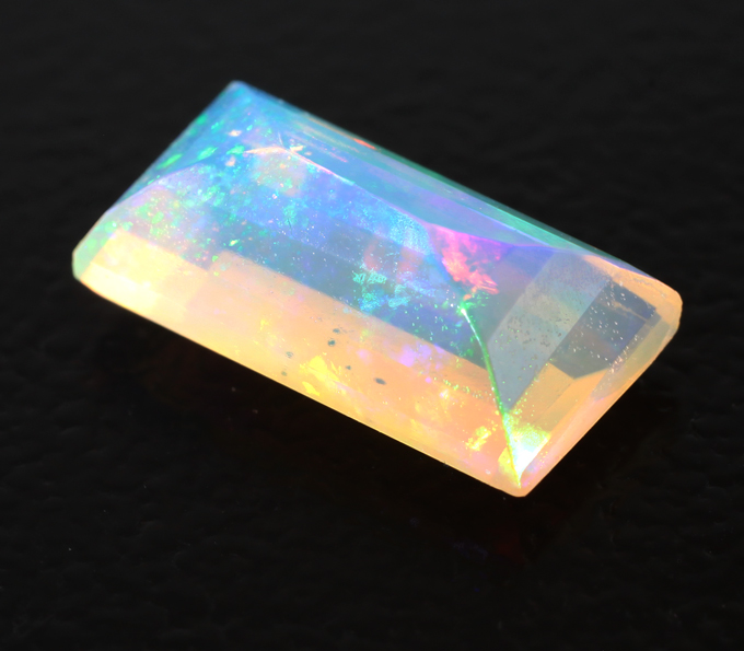 Ограненный эфиопский опал 1,17 карата