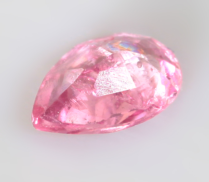 "Неоновая" розовая шпинель 0,17 карата