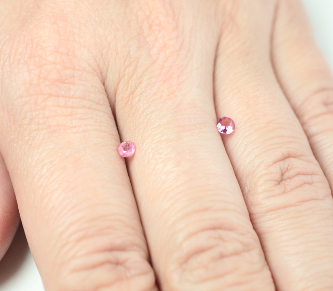 Пара "неоновых" розовых шпинелей 0,28 карата