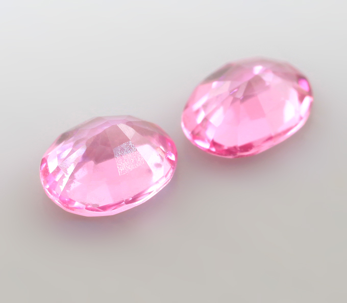 Пара "неоновых" розовых шпинелей 0,55 карата