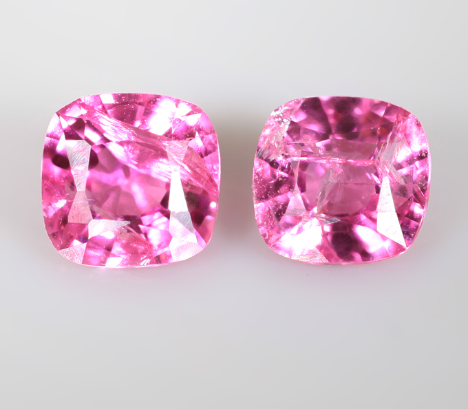 Топовый цвет! Пара "неоновых" розовых шпинелей 0,82 карата