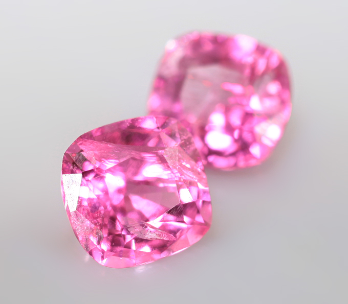 Топовый цвет! Пара "неоновых" розовых шпинелей 0,82 карата