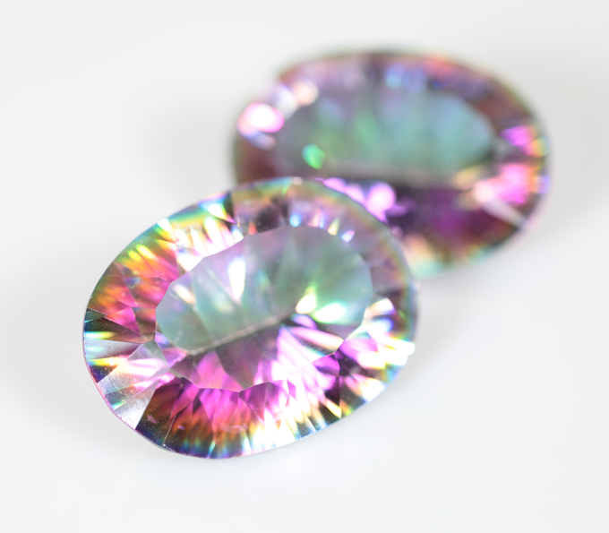 Крупная пара "мистического" кварца 19,91 карата