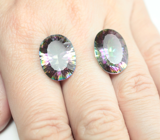 Крупная пара "мистического" кварца 19,91 карата