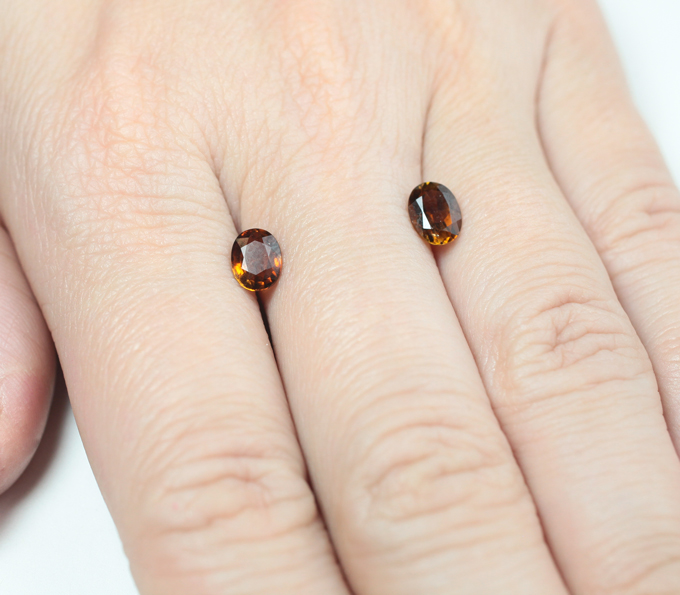 Пара желтовато-оранжевых турмалинов 1,56 карата