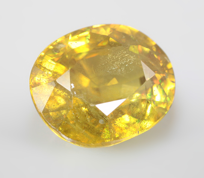 Зеленовато-желтый сфен 2,42 карата