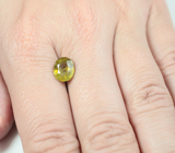 Зеленовато-желтый сфен 2,42 карата