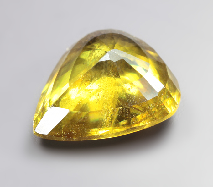 Крупный ярко-желтый сфен 4,47 карата