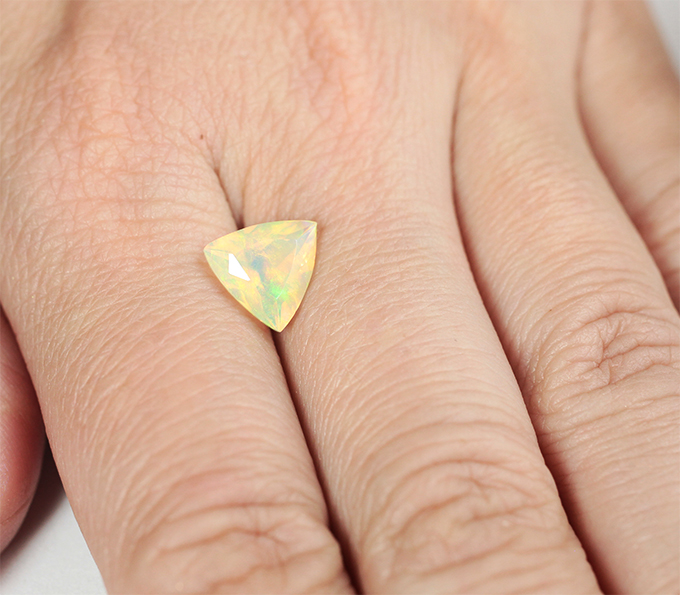 Ограненный эфиопский опал 1,63 карата