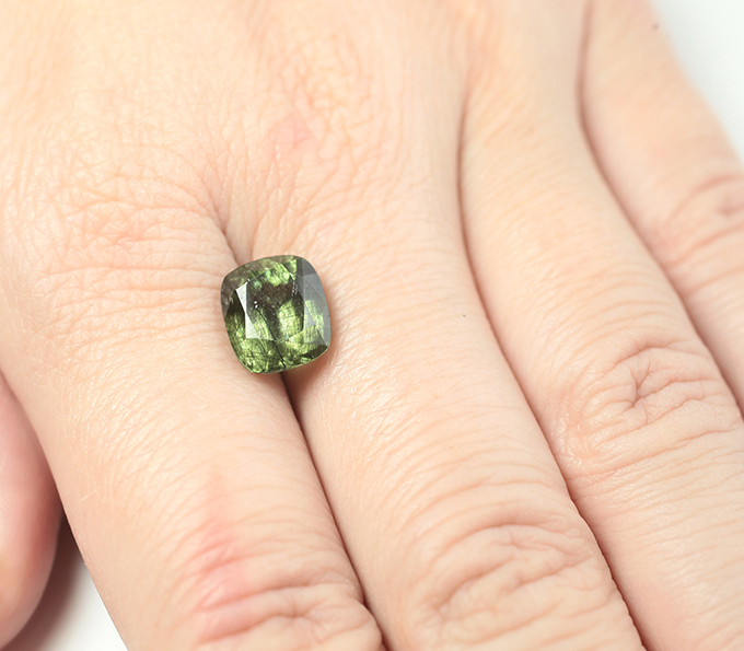 Коллекционный перидот с множественными включениями рутила 4,73 карата