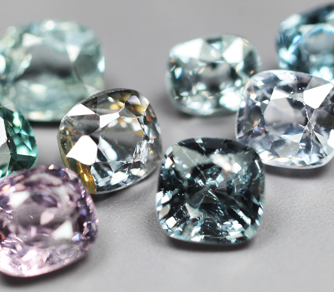 Набор из 8 разноцветных шпинелей 3,32 карата