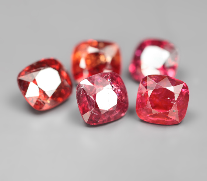 Крупный набор из 5 пурпурных и красных шпинелей 4,93 карата