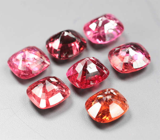 Крупный набор из 7 разноцветных шпинелей 5,21 карата