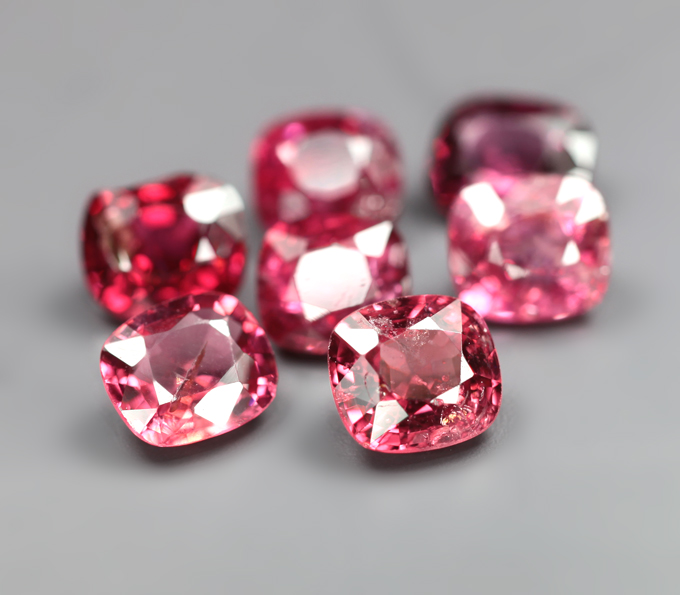 Крупный набор из 7 разноцветных шпинелей 4,28 карата