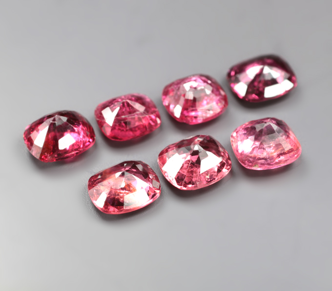 Крупный набор из 7 разноцветных шпинелей 4,28 карата