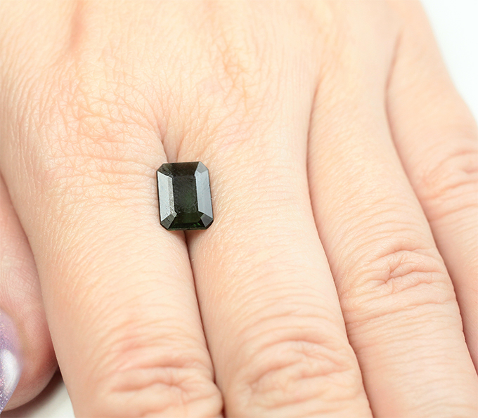 Чистейший изумрудно-зеленый турмалин 1,92 карата