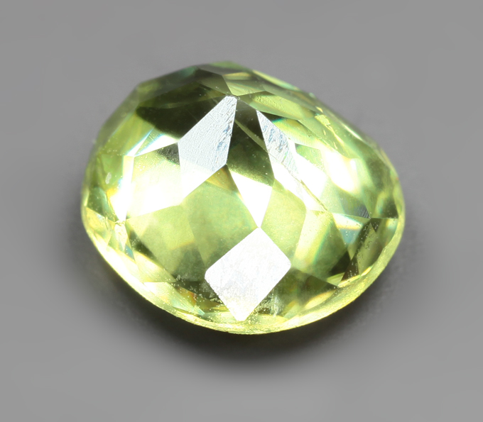 Желтовато-зеленый сфен 1,21 карата