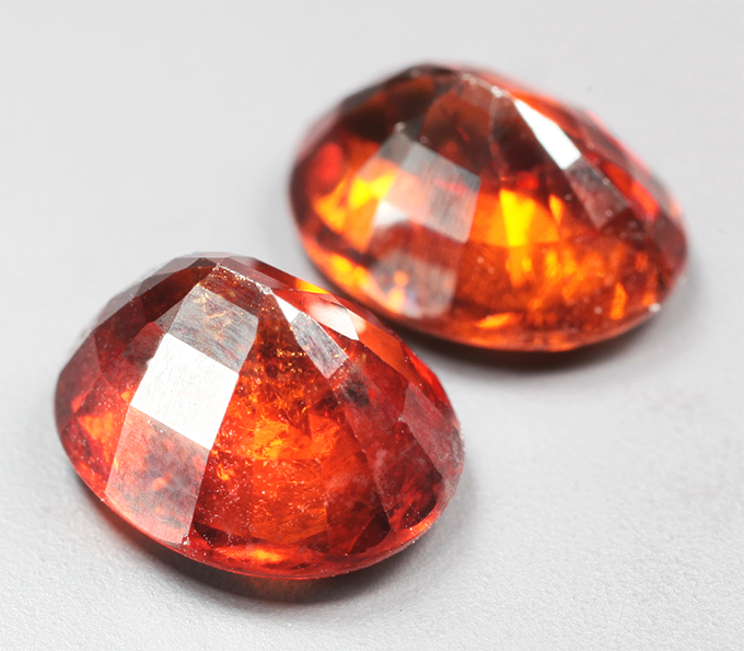 Пара оранжевато-красных цирконов  2,78 карата