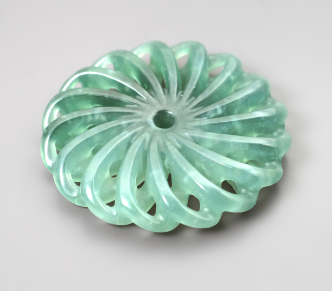 Крупный резной нефрит 18,66 карата