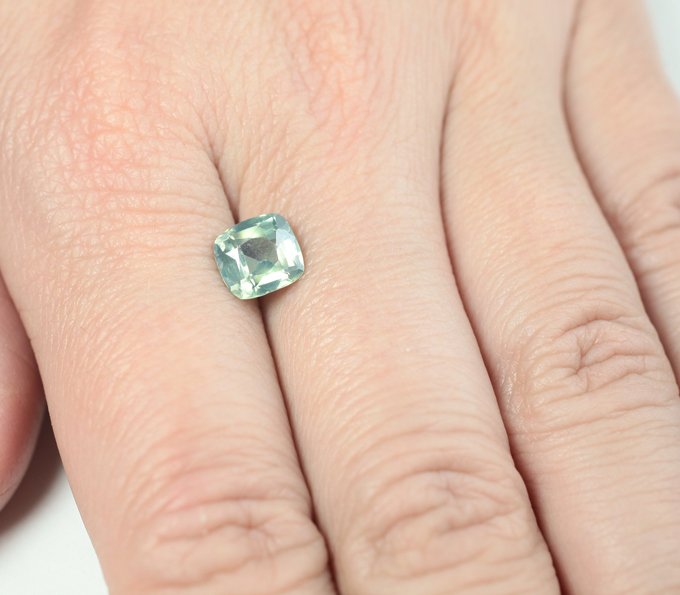 Редкий цвет! Неоново-зеленый циркон высокой чистоты 2,31 карата