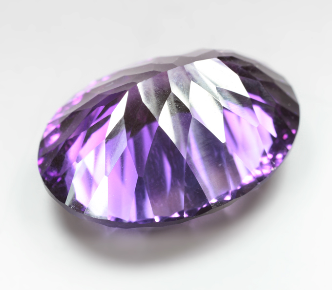Чистейший крупный уругвайский аметист лазерной огранки 25,25 карата