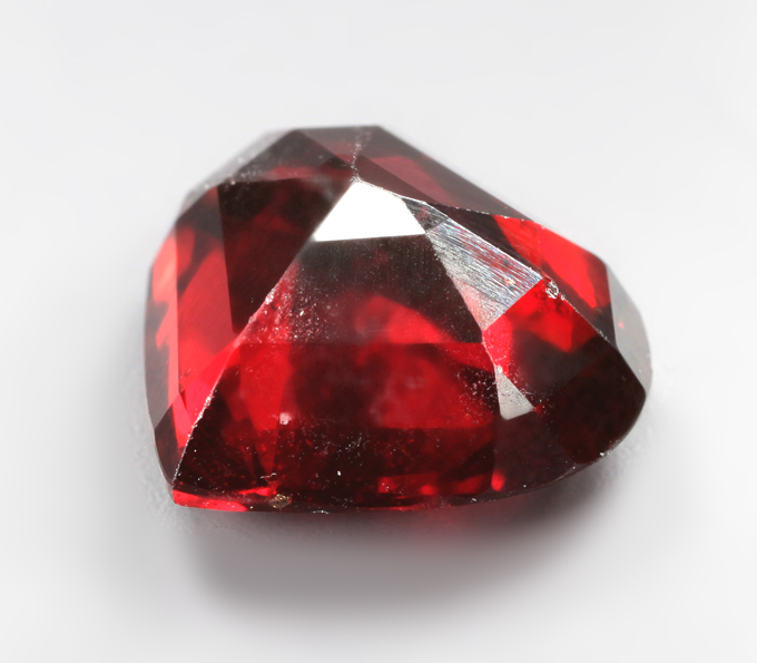 Насыщенно-красный пироп гранат 4,57 карата