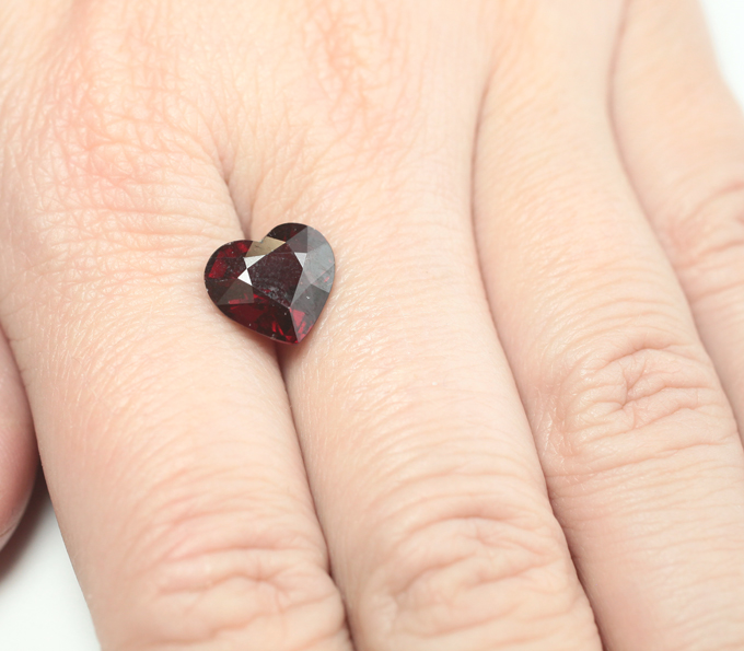Насыщенно-красный пироп гранат 4,57 карата