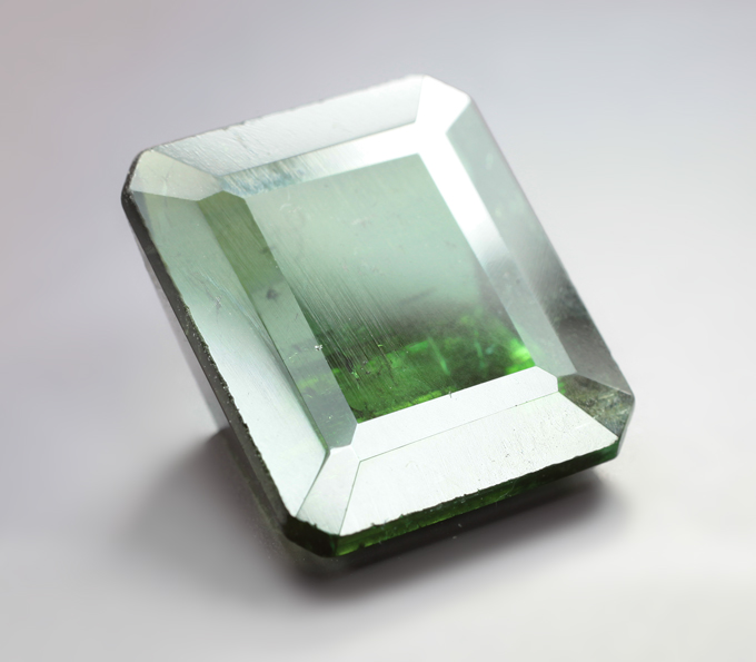 Крупный изумрудно-зеленый турмалин 7,76 карата