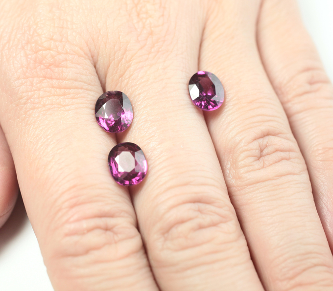 Набор из 3 умбалитов гранатов топовых цветовых характеристик 7,09 карата