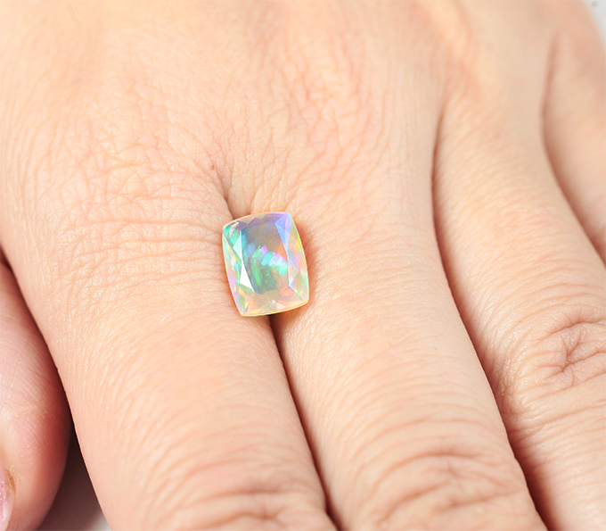 Ограненный эфиопский опал 1,94 карата