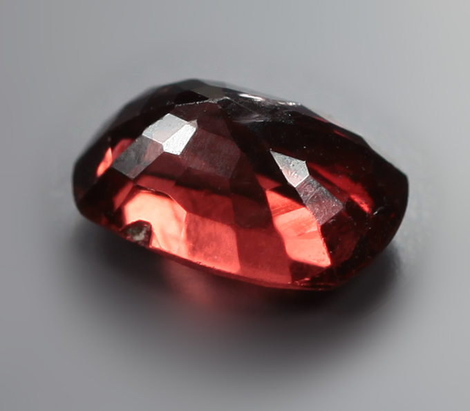 Красно-оранжевая шпинель 0,91 карата