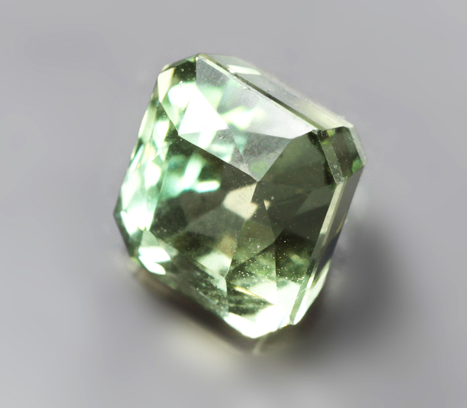 Неоново-зеленый апатит 2,71 карата