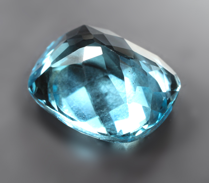 Крупный swiss топаз 18,72 карата