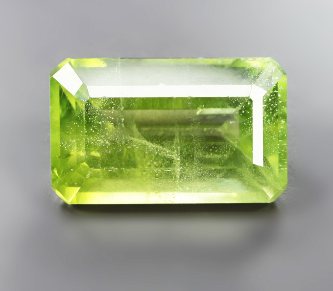 Крупный яркий перидот 10,13 карата