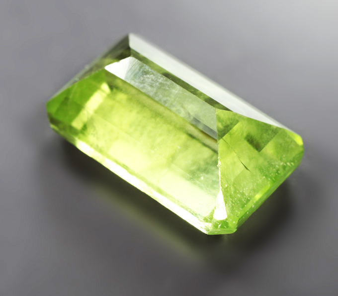 Крупный яркий перидот 10,13 карата