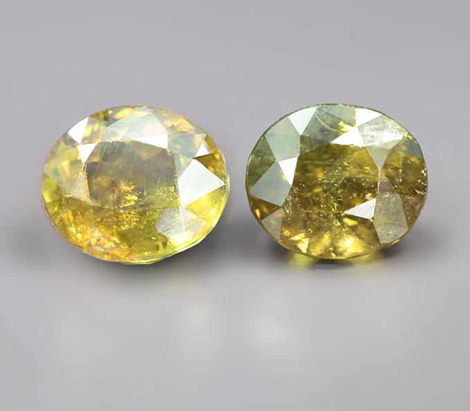 Пара топазолитов 2,52 карата