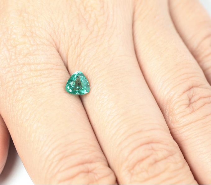 Топовый цвет! «Неоновый» апатит 1,32 карата