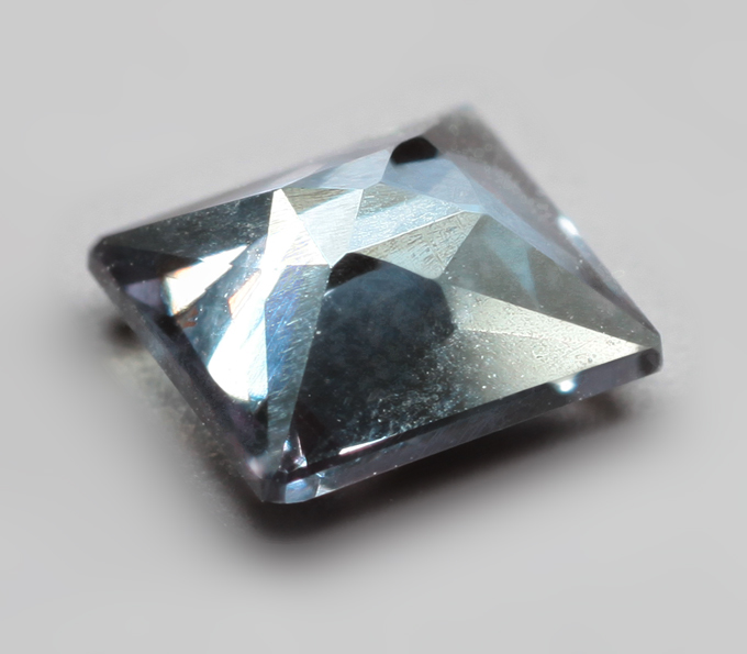 Редкий синий гранат с александритовым эффектом 0,44 карата