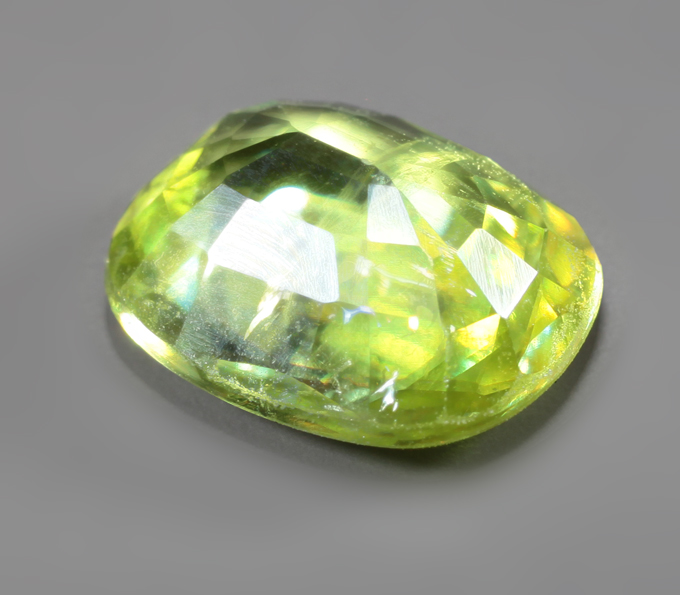 Желто-зеленый сфен 1,73 карата