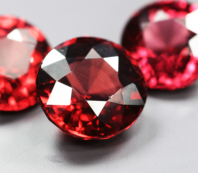 Крупный набор из 3 пиропов гранатов высокой чистоты 10,88 карата