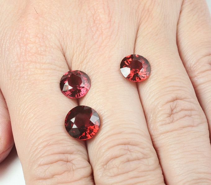 Крупный набор из 3 пиропов гранатов высокой чистоты 10,88 карата