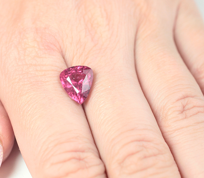 "Неоновый" рубеллит 4,63 карата