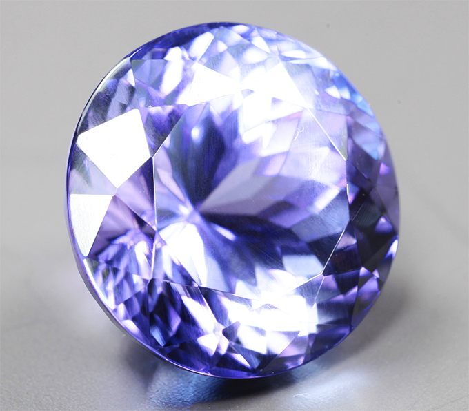 Чистейший крупный танзанит 7,97 карата