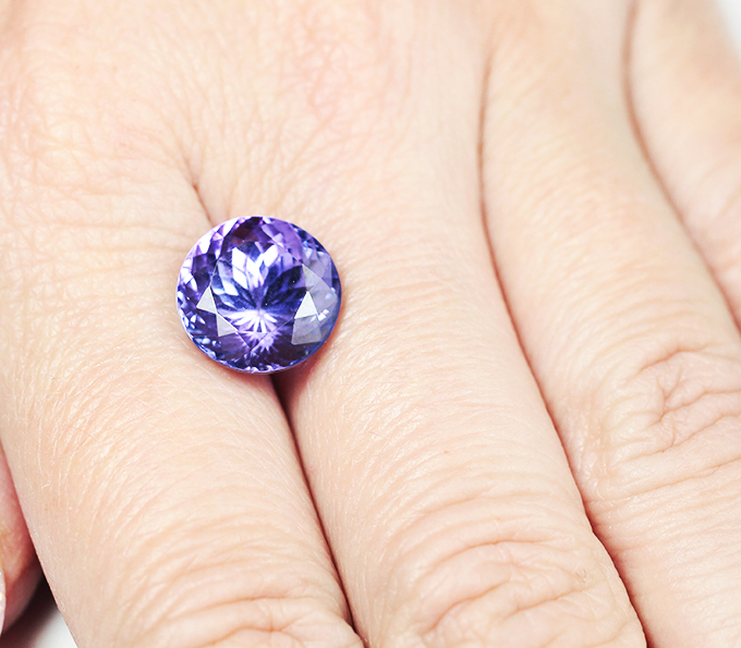 Чистейший крупный танзанит 7,97 карата