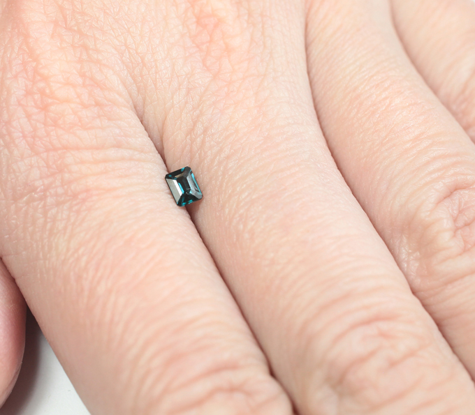 Насыщенно-синяя шпинель 0,26 карата