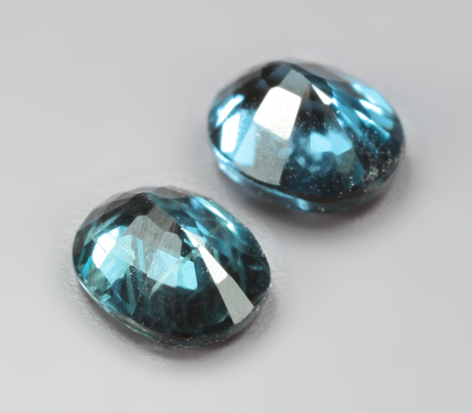 Пара насыщенно-синих шпинелей 0,59 карата