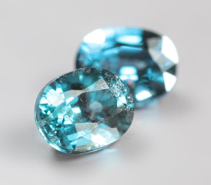 Пара насыщенно-синих шпинелей 0,67 карата