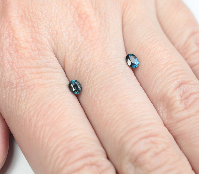 Пара насыщенно-синих шпинелей 0,67 карата