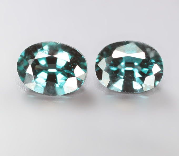 Пара насыщенно-зеленых шпинелей 0,7 карата